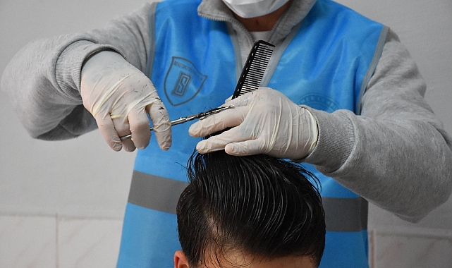 Ordu'da denetimli serbestlik yükümlüsü, öğrenci, yaşlı ve hastaları tıraş ediyor