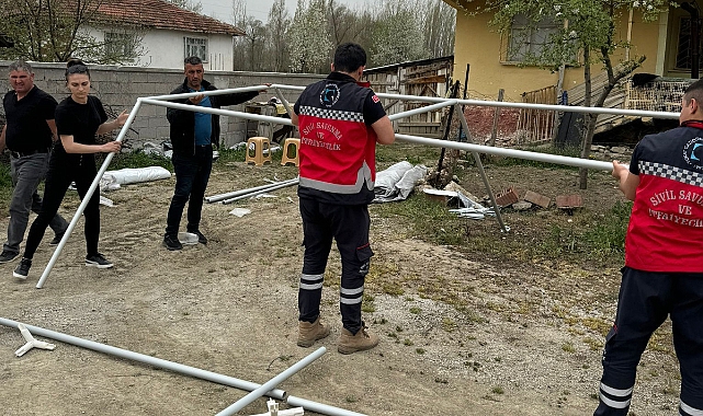 TOGÜ'lü öğrenciler depremler sonrası dağıtılan çadırların kurulmasına yardım etti