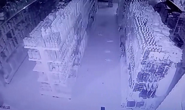 Tokat'ta yaşanan 4,7 büyüklüğündeki deprem anı güvenlik kamerasında