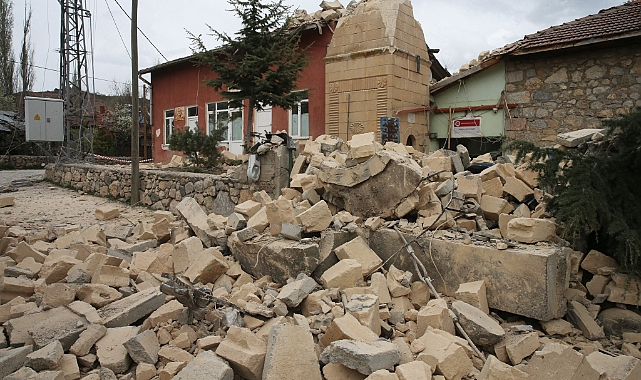 Tokat'taki depremde zarar gören minareler yıkılıyor