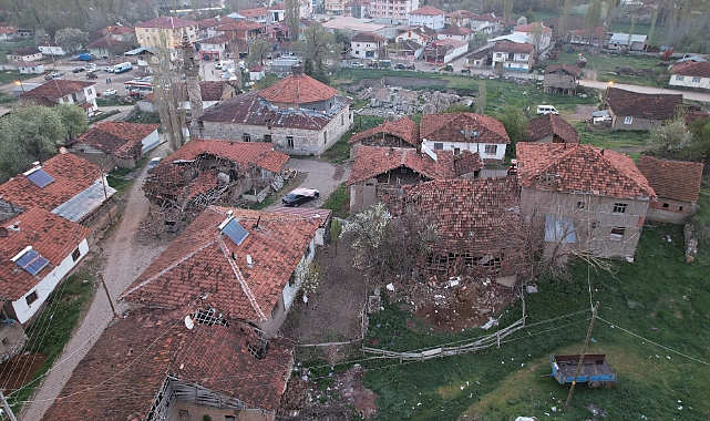 Tokat'taki depremin izleri gün ağarınca ortaya çıktı