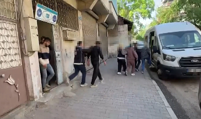8 ilde göçmen kaçakçılarına operasyon: Elbise dolabından çıktılar