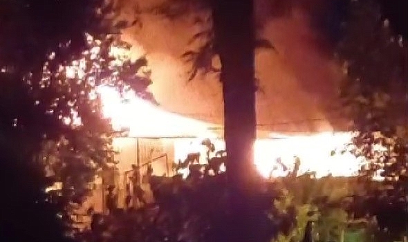 Amasya’da köyde yanan ev alevlere teslim oldu