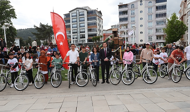 Başkan Yazıcıoğlu, başarılı gençlere bisiklet hediye etti
