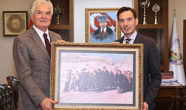 Başkan Yazıcıoğlu, Efsane Valinin 39 yıllık fotoğrafını odasına astı