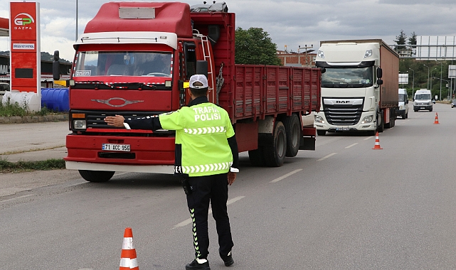 Taşova’da polis yük taşıyan araçları denetledi