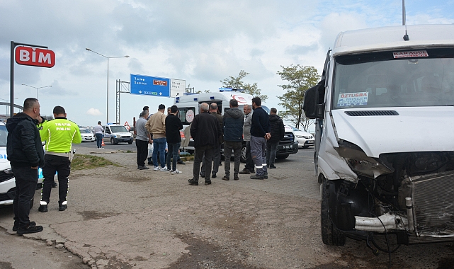 Tekstil işçilerini taşıyan servis minibüsü kaza yaptı: 10 yaralı