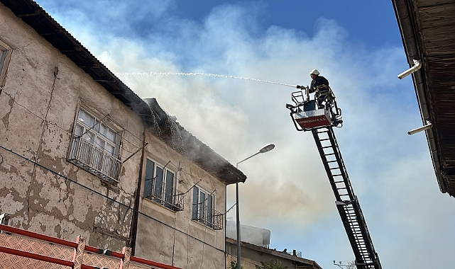 Tokat'ta 2 katlı ahşap evin çatısında çıkan yangın söndürüldü