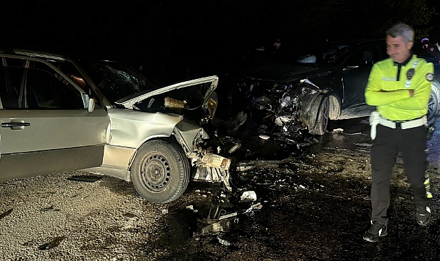 Tokat'ta facia gibi kaza: Kafa kafaya çarpışan araçlarda 7 kişi yaralandı