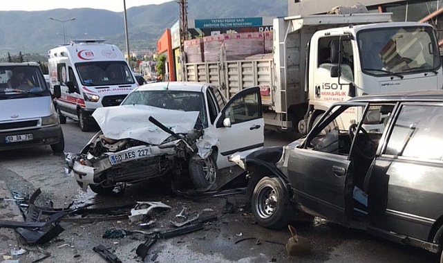 Tokat’ta virajı alamayan araç karşı şeride geçti: 2 sürücü yaralı