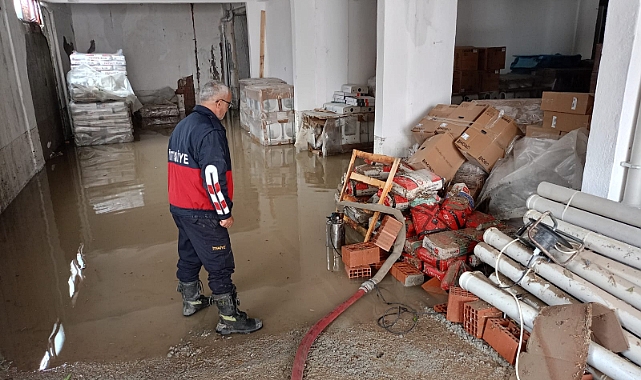 Zile'de sağanak sonrası su basan bodrum katları belediye ekiplerince temizlendi
