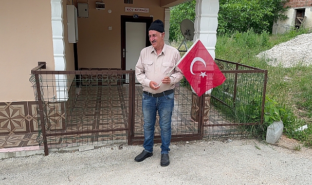 30 yıl önce kapanan köy okulunda her Pazartesi ve Cuma günleri İstiklal Marşı töreni yapılıyor