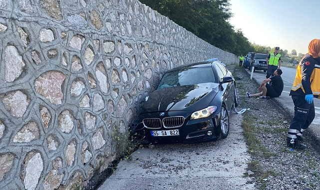 Amasya’da otomobil istinat duvarına çarptı: 1 ölü, 4 yaralı