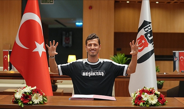 Beşiktaş, Salih Uçan'ın sözleşmesini yeniledi