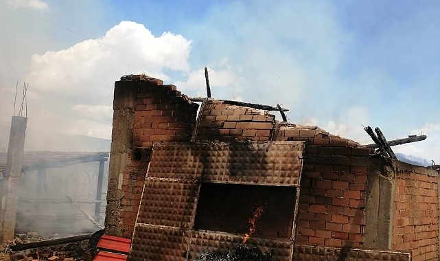 Tokat'ta ahır ve samanlık alevlere teslim oldu