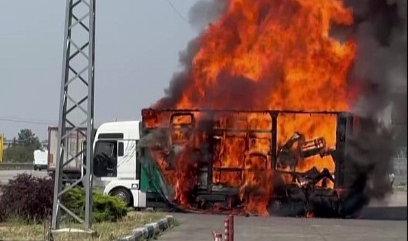 Amasya’da tır, akaryakıt istasyonunun önünde alev alev yandı
