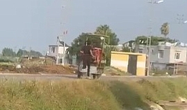 Kavga eden oğlunun beline ip bağlayıp koşturdu