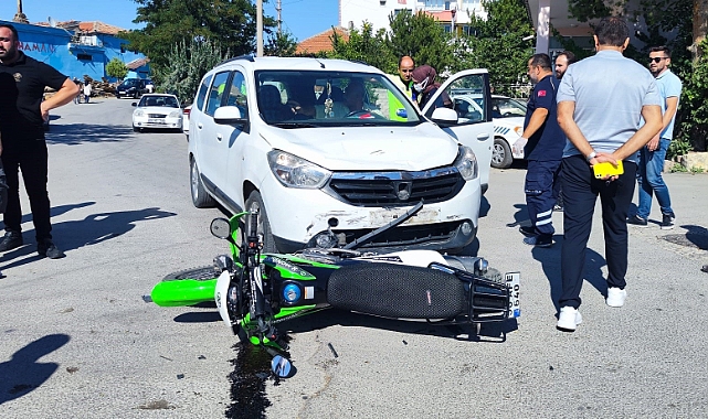 Otomobille motosiklet çarpıştı: 2 yaralı