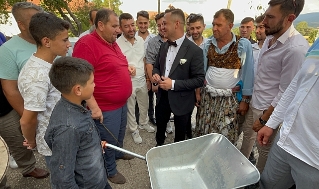 Damadın önünü kesti: