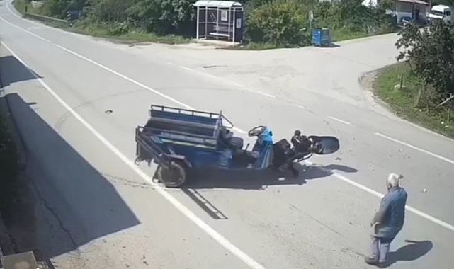 Ordu'da otomobil ile patpatın çarpıştığı kaza kamerada