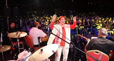 Sabahat Akkiraz'dan Amasyalılara türkü ziyafeti