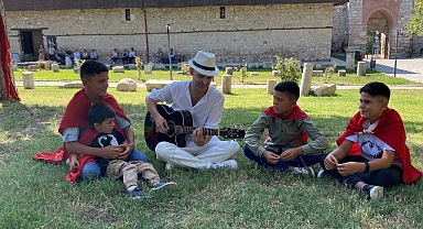 Şarkıcı 'Şehit' türküsünü çocuklarla birlikte seslendirdi