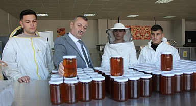 Öğrenciler arılarıyla 500 kilodan fazla bal üretip rekor kırdı