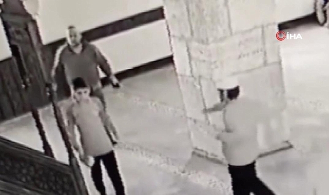 Camide kur’an okuyan çocuğu darp etmişti, hakkında adli tahkikat başlatıldı