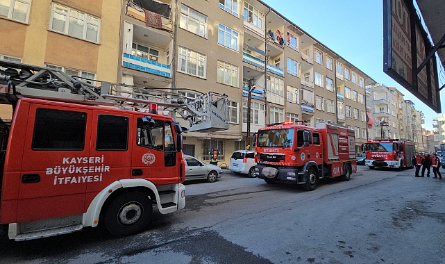 Evini yakan şahsı itfaiye kurtardı