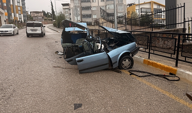 Demir korkuluğa çarpan otomobil ikiye ayrıldı
