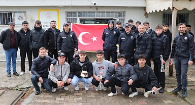 Kavga ihbarına giden polislere öğrencilerden sürpriz kutlama