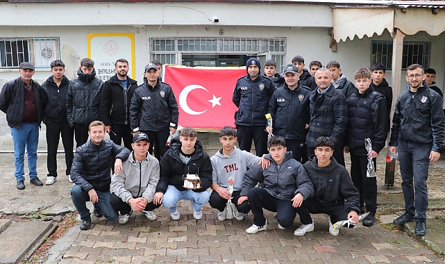 Kavga ihbarına giden polislere öğrencilerden sürpriz kutlama