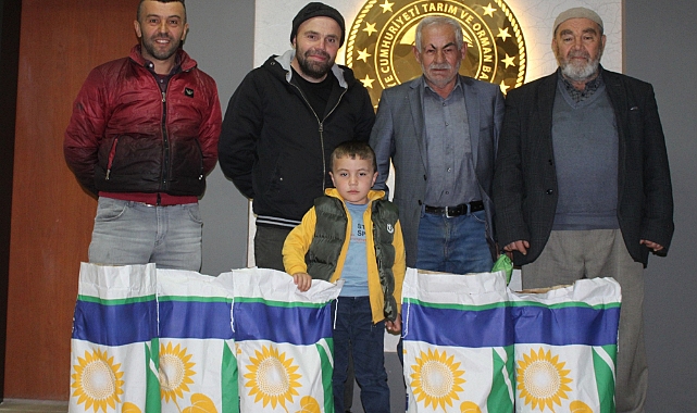 Pazar'da çiftçilere yağlık ayçiçeği tohumu dağıtıldı