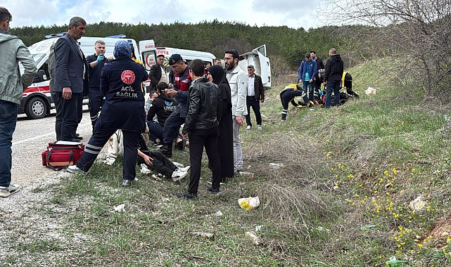 Tır ve yolcu servisi çarpıştı: 6 yaralı