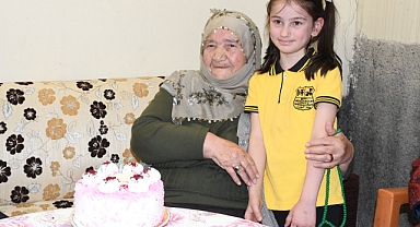 114 yaşındaki Makbule Nine’ye sağlık ekiplerinden doğum günü sürprizi