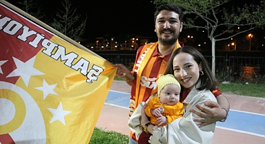 Amasya'da Galatasaraylı çift, 25. şampiyonluğu 52 günlük bebekleriyle kutladı