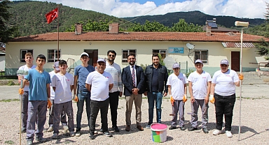 Amasya’da köy okulunu liselilerin ‘tamir takımı’ boyadı