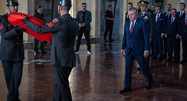 Gençlik ve Spor Bakanı Bak ile beraberindeki heyet, Anıtkabir'i ziyaret etti