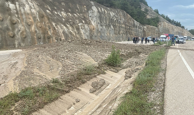 Reşadiye'de toprak kayması sonucu ulaşıma kapanan yol açıldı
