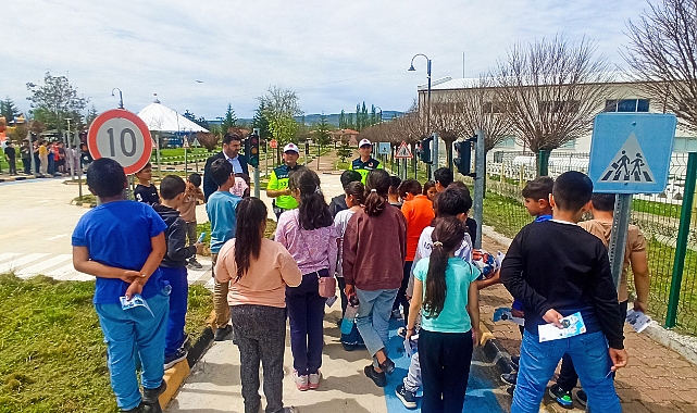 Yeşilyurt'ta öğrencilere trafik kuralları eğitimi verildi