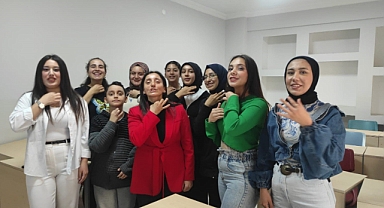 Yozgat'ta işaret dili öğrenerek engelleri kaldırmayı amaçlıyorlar