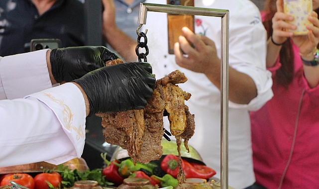 500 derece ısıtılan topuzda pişen kebabı gören şaşırıyor