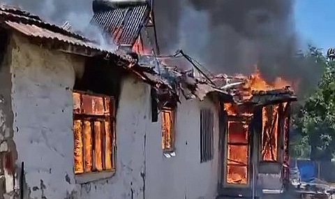 Amasya’da kerpiç ev yangında küle döndü