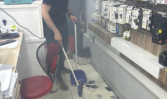 Duman çıkan bataryaları suyla söndürmeye çalıştı