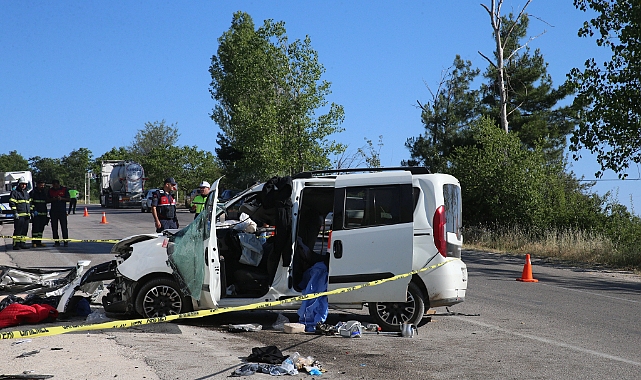 Tokat'ta park halindeki kamyona çarpan araçtaki 2 kişi öldü, 3 kişi yaralandı