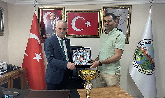 Türkiye Şampiyonu olan Küçükler Kız Floor Curling takımı belediyeyi ziyaret etti