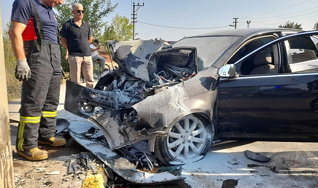 Beton direğe çarpan otomobil hurda yığınına döndü: 1 yaralı