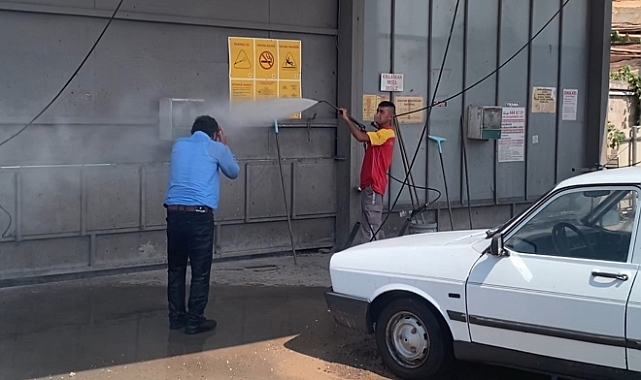Sıcaktan bulanan Tokatlı, oto yıkamacıda tazyikli suyla serinledi