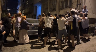 Sokak ortasında park yeri kavgası: Tekme ve yumruklarla birbirlerine girdiler