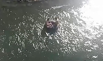 Traktör şambreli ile rafting yaptılar